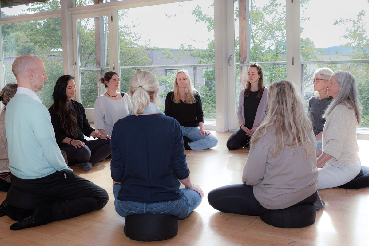 Gruppenaufnahme einer MBSR Kurs Gruppe während einer Meditation.