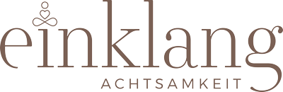 Logo Einklang Achtsamkeit mit Icon des sitzenden, meditierenden Menschen als I-Punkt.