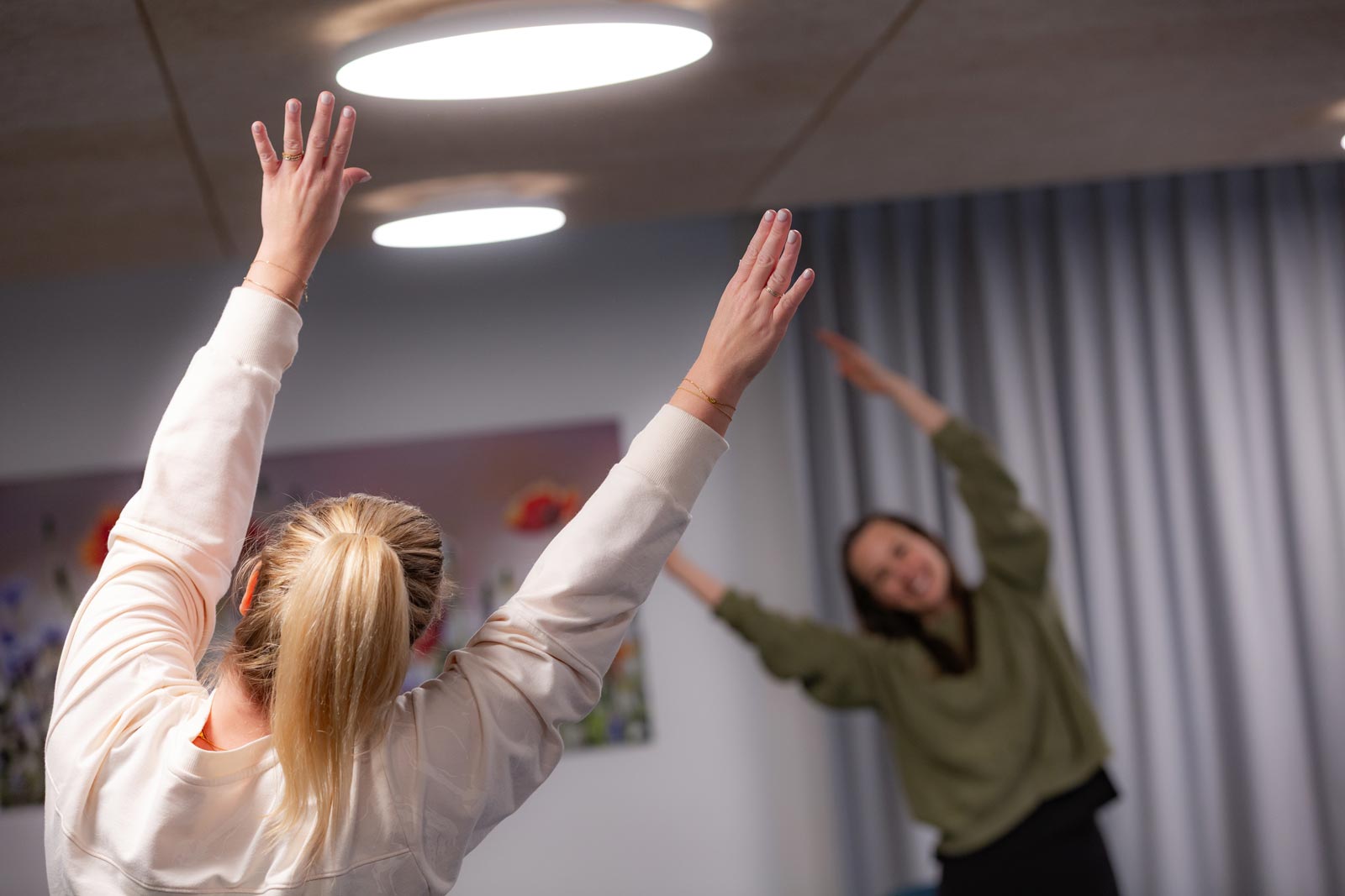 Jana Forster und eine Teilnehmerin bei einem MBSR Kurs, während einer Übung.